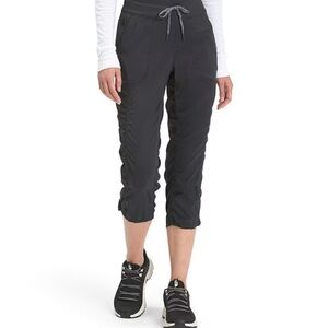 ✔The North Face Aphrodite black Capri Pants XL NWOT